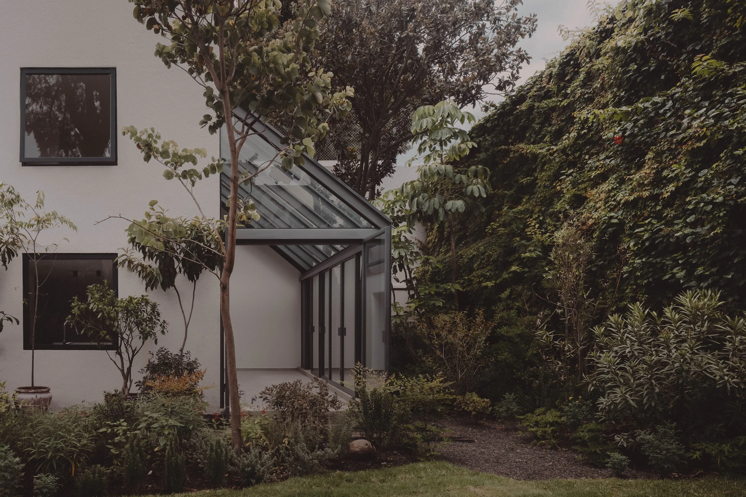 Casa Escondida de CALLI arquitectura relación con jardín nativo