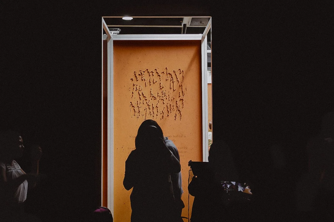 Muros arquitectónicos de terracota que definen salas de exhibición, Pabellón INALI 2019