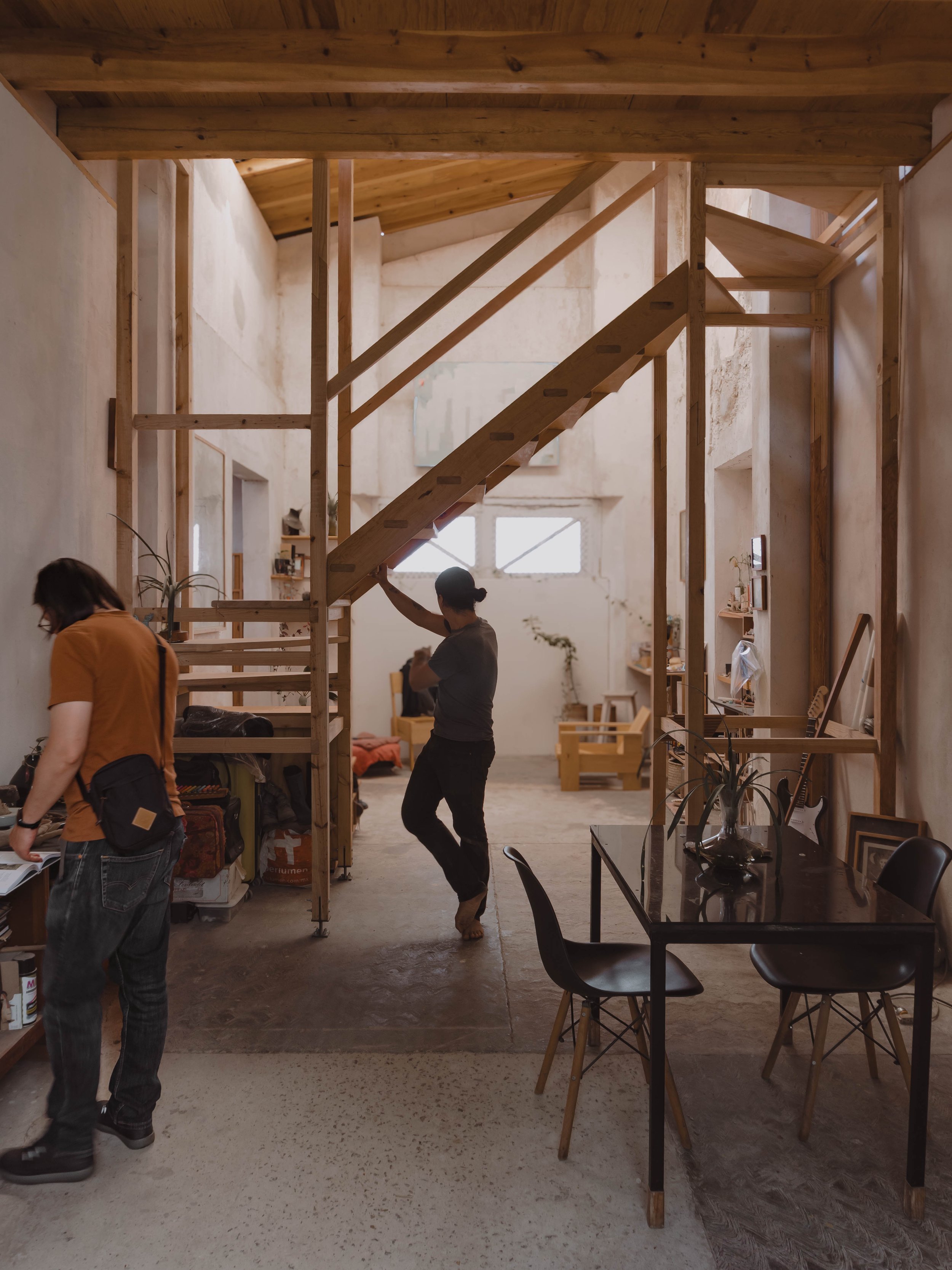 Escalera ritual ascenso Torre Orduña, ensambles madera artesanal