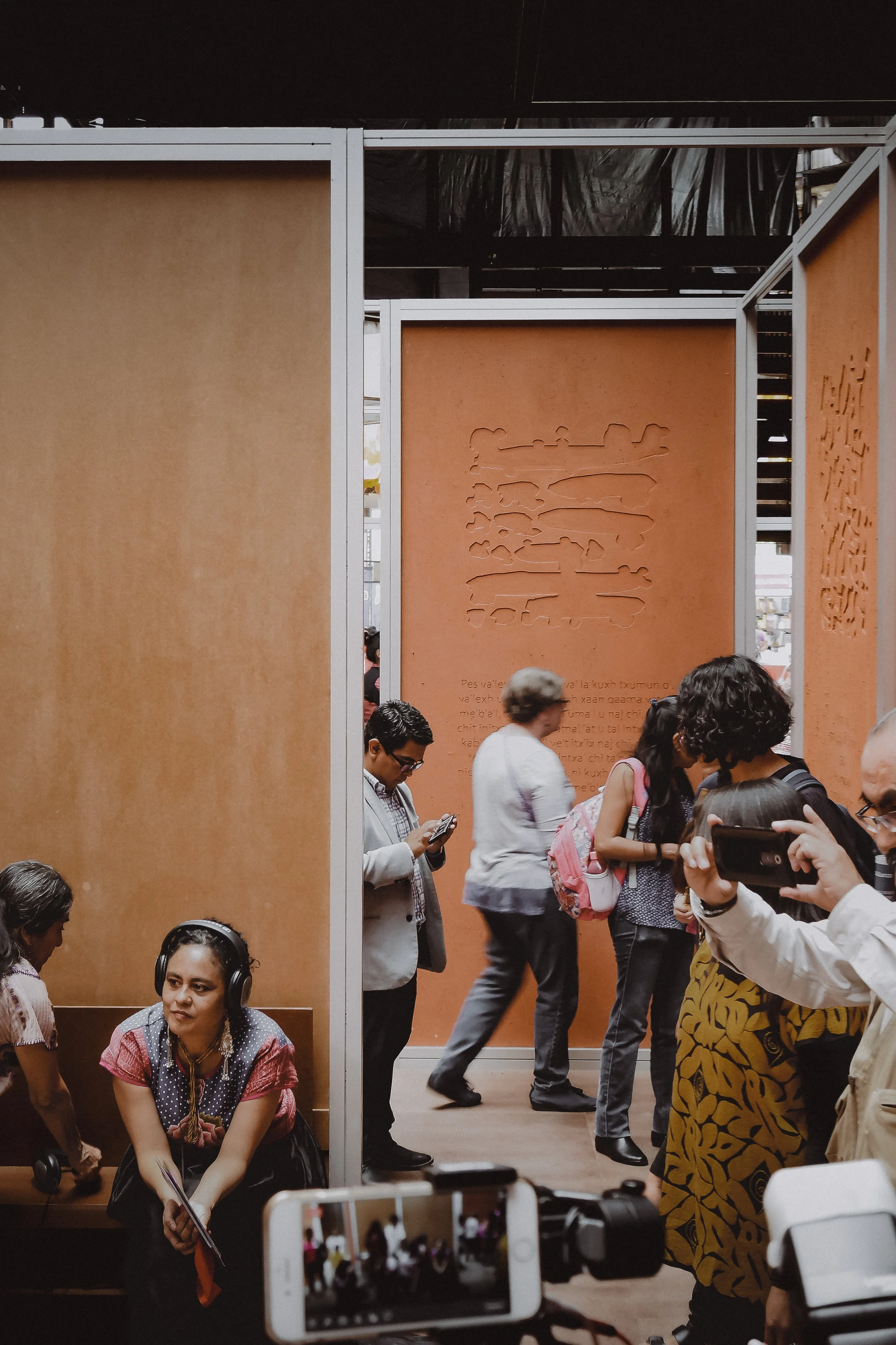Visitantes interactuando con el Pabellón de Lenguas Indígenas, Feria del Libro Oaxaca