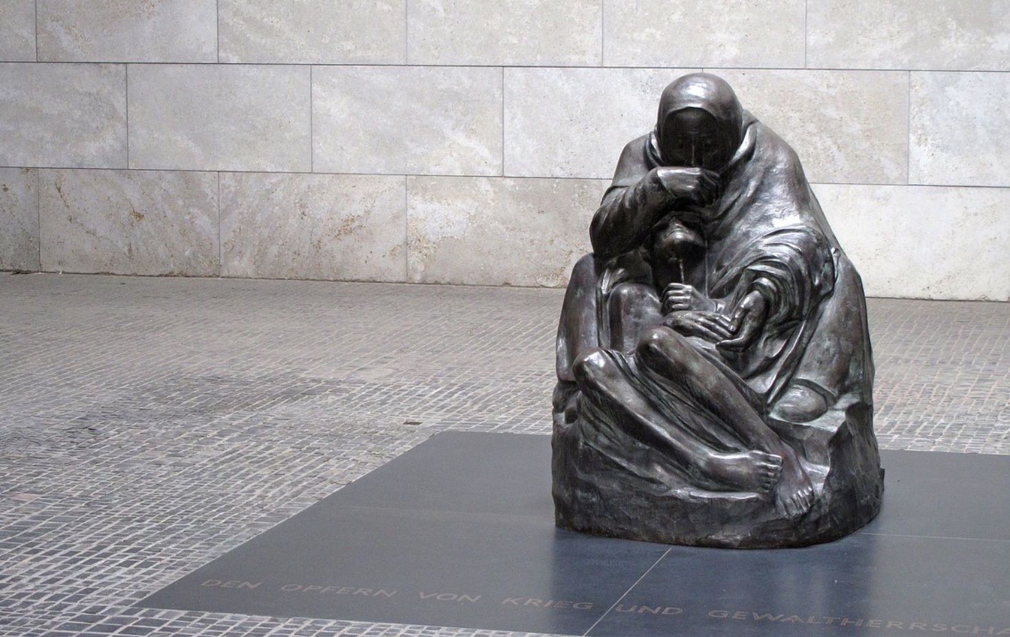 Statue: Human Debt; Berlin