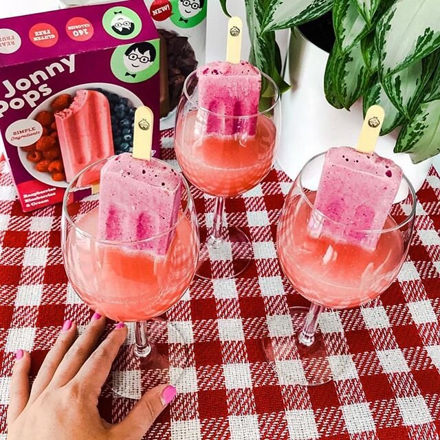 Ask us about our favorite #SuperBowlSnacks 🏈 Try dipping one of our #fruitbased pops in your favorite juice - or simply enjoy them plain! 😋 #winwin #JonnyPops 📸 @chicagofoodauthority