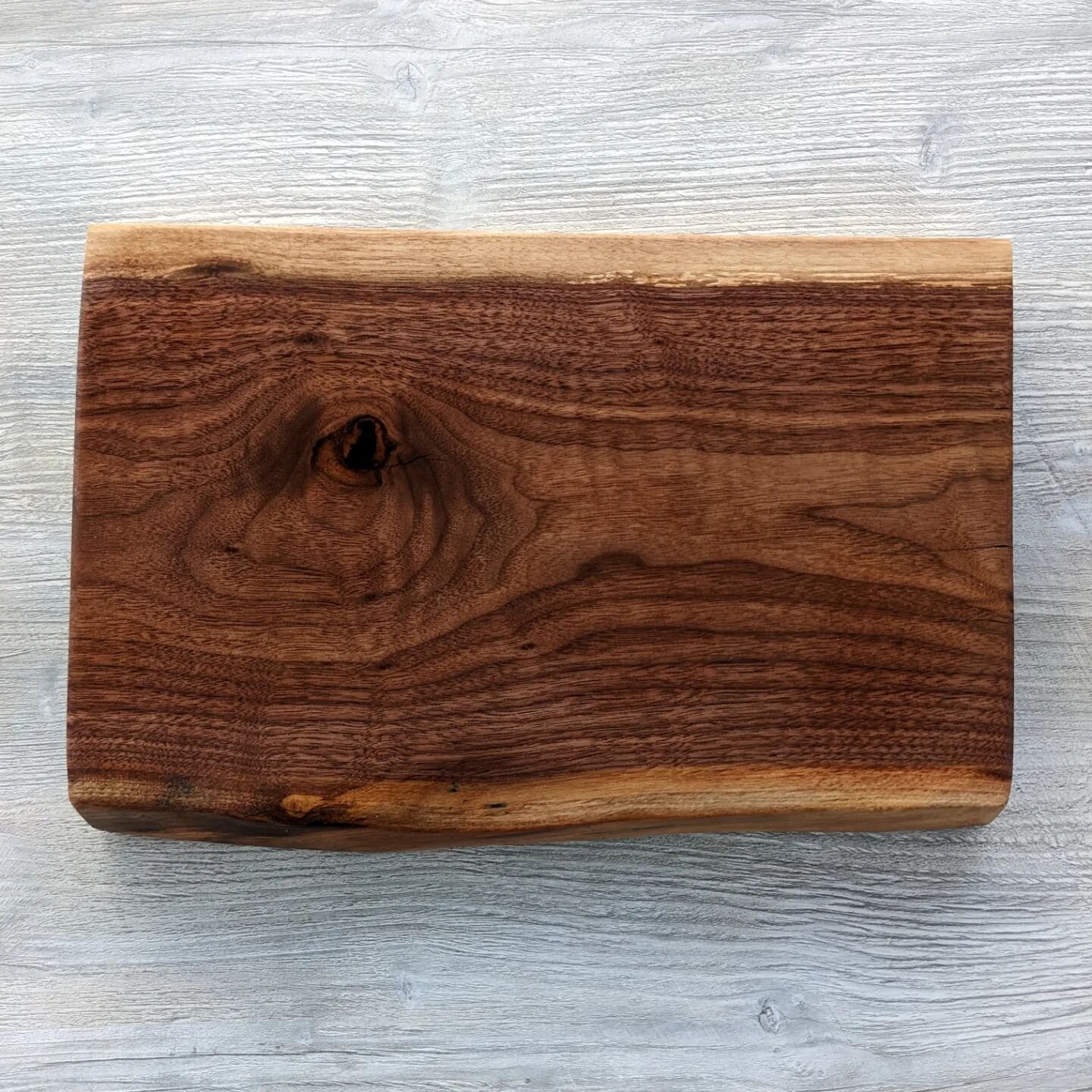 Black walnut cuttingboard with hints of ocean blue epoxy to fill the small voids.
 Live edge with rubber feet on the bottom.

#blackwalnut #cuttingboard #liveedge #liveedgecuttingboard #woodworking #leafandknot 

https://www.leafandknot.com/cuttingbo