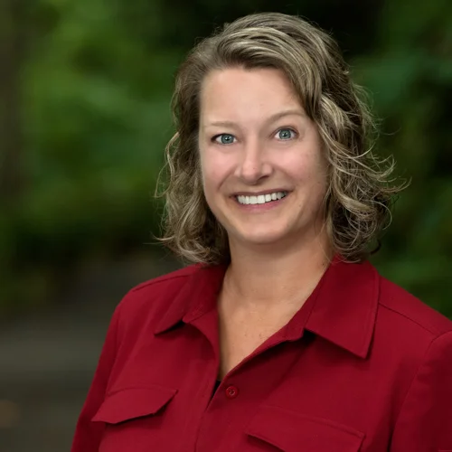 headshot-LINKEDIN Erika Olson.jpg