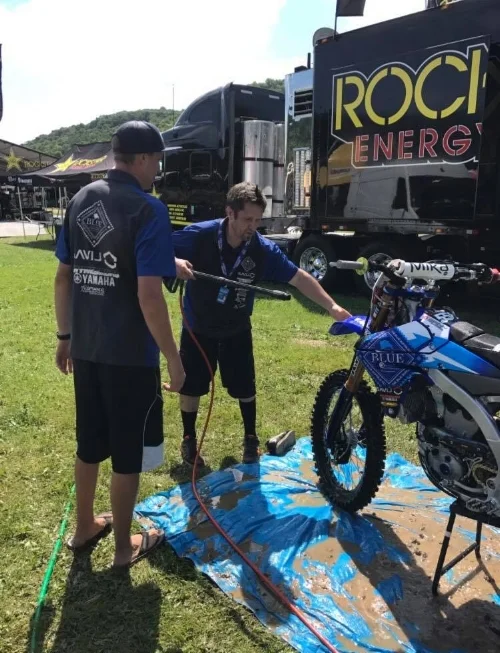 Even without the luxuries of their old rig, Broc and Chad still manage to complete the day to day tasks as if nothing has changed. 