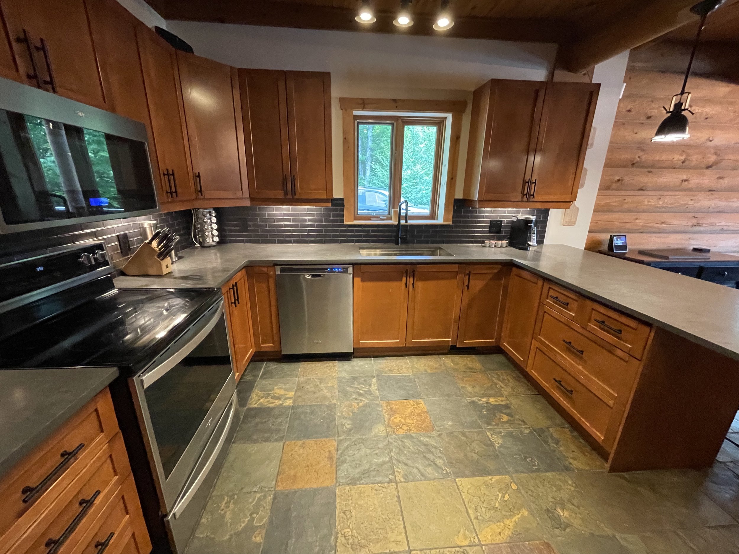 Kitchen 2.jpeg