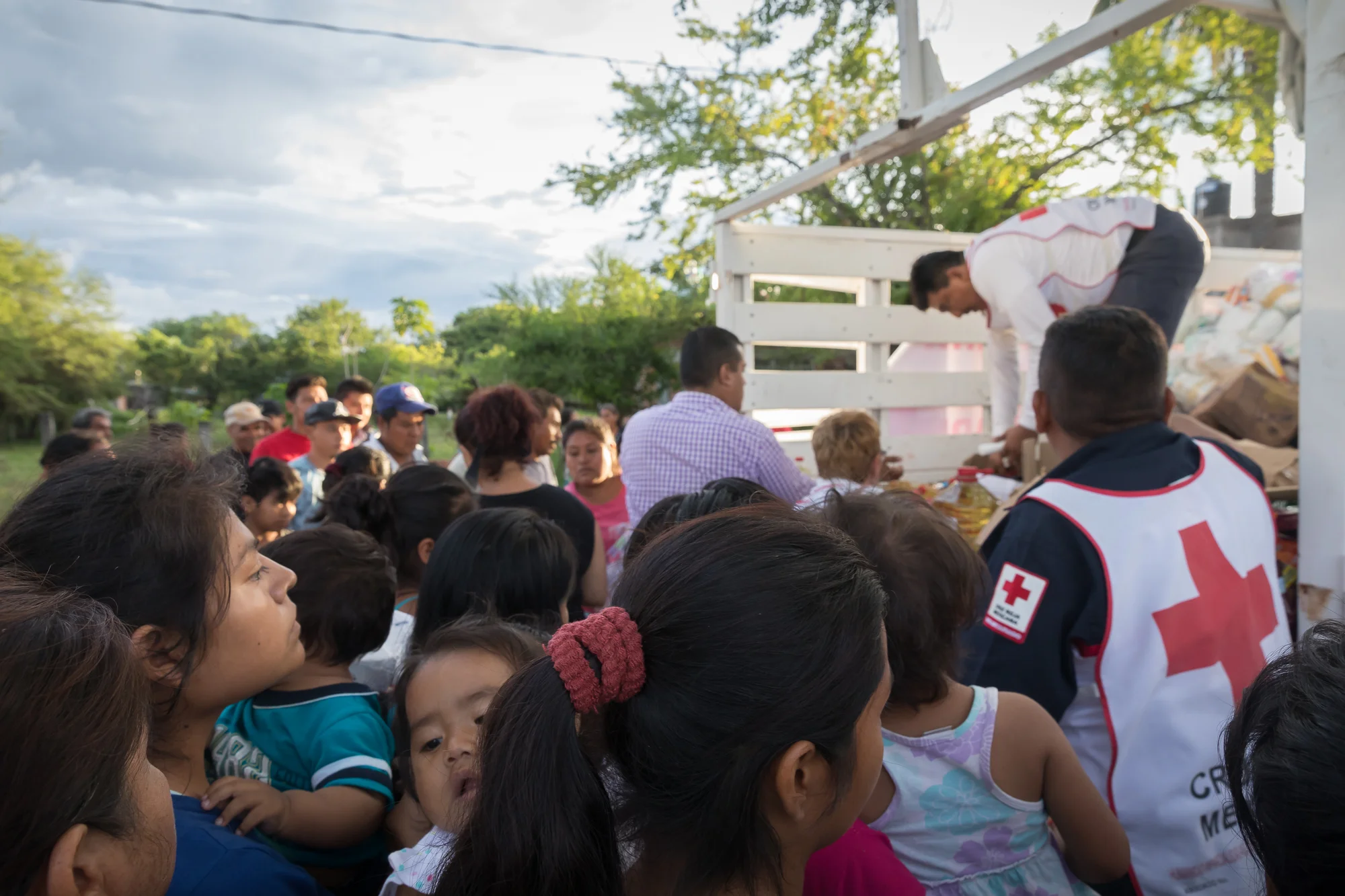 Scores of people waiting to receive provisions from the Red Cross in near Moyotepec Morelos. PHOTO: Francisco Alcala Torreslanda