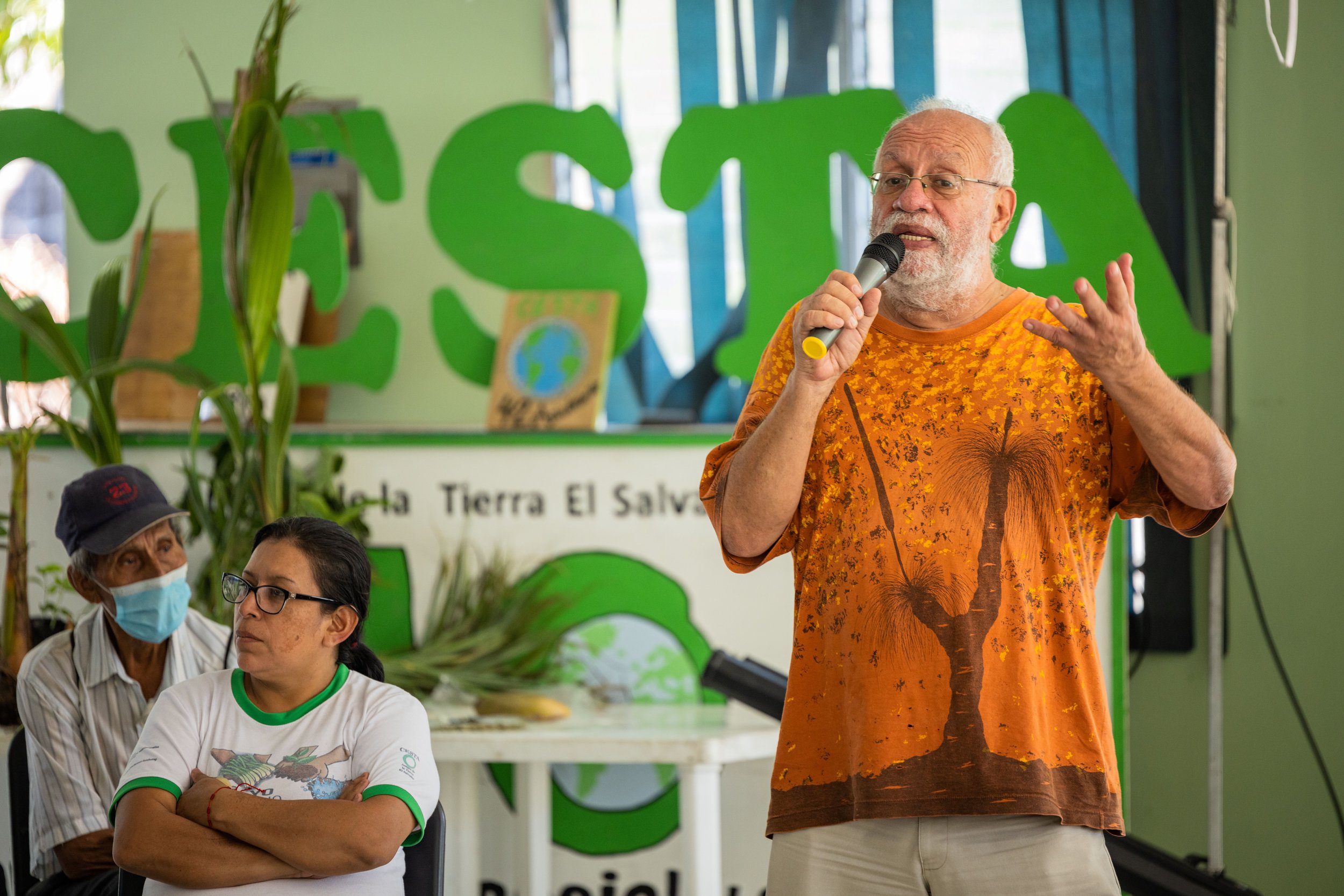 CESTA founder and director Ricardo Navarro addressing the audience at a seed exchange event.