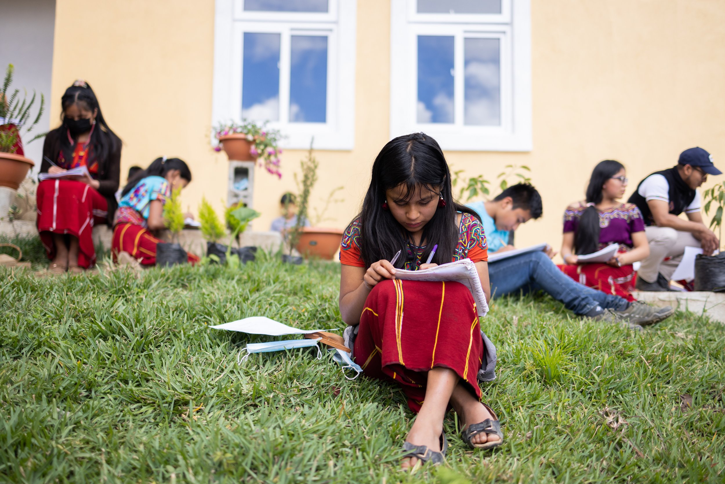 Students focus on their assignment outside the classroom at Colegio Horizontes during their entrepreneurship class.