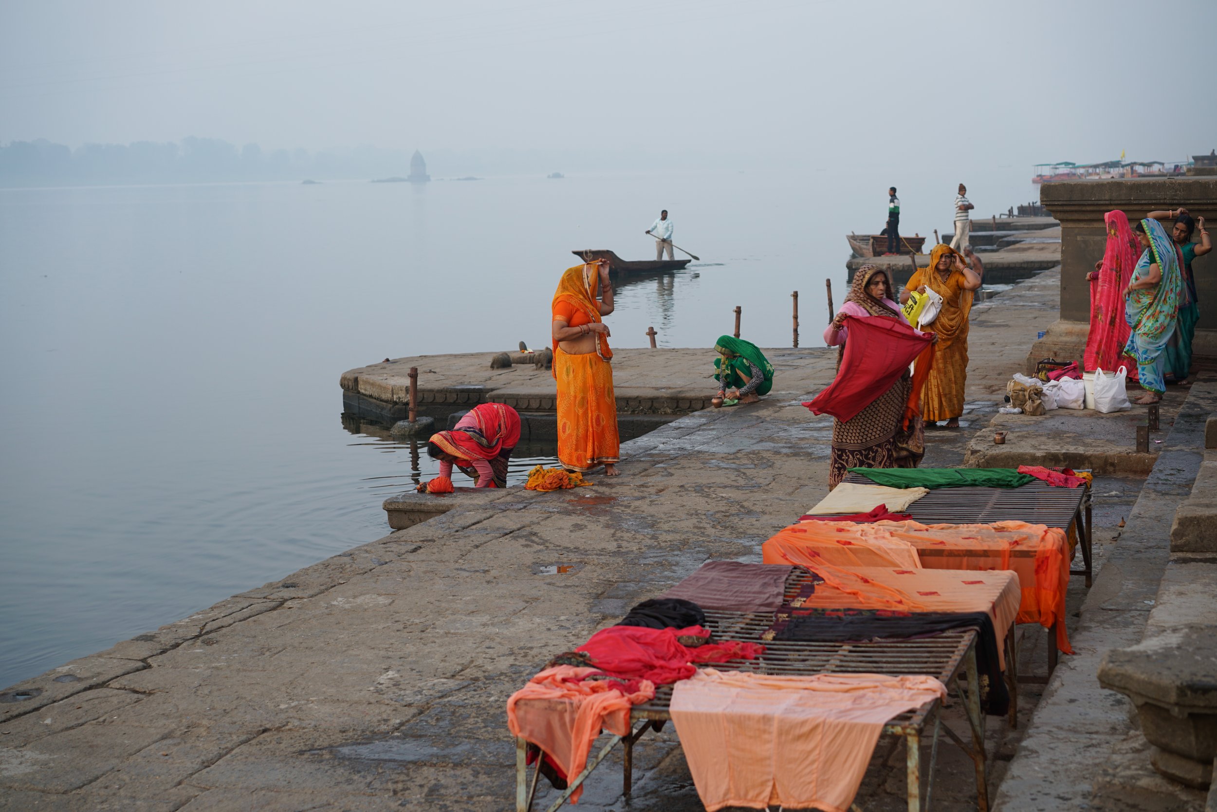 The Narmada River features a fort and an extensive set of steps (ghat). It is central to town life, with many going there daily for religious offerings, to bathe or wash clothing, or to socialize.