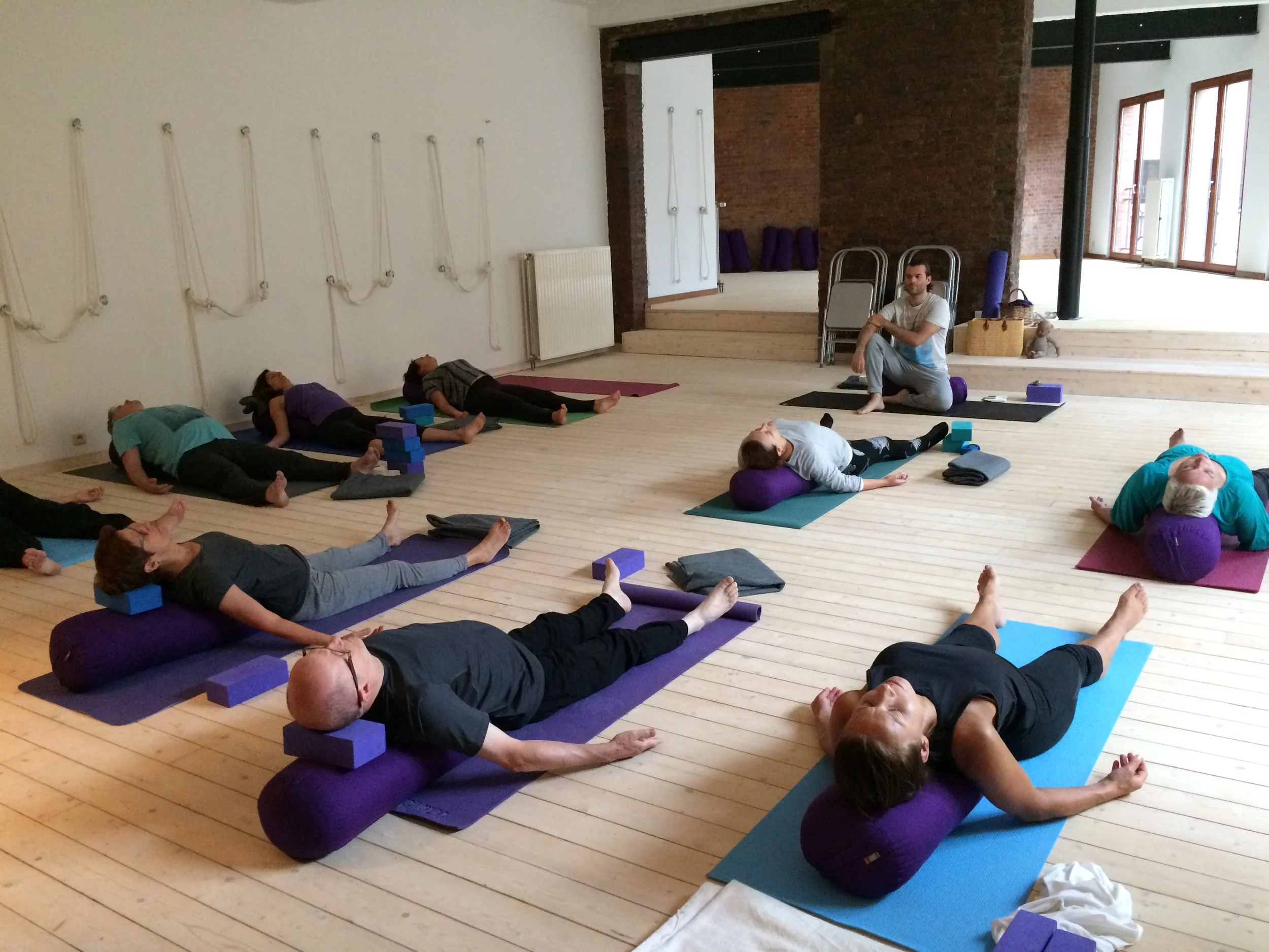 Het verschil tussen Yin en Restoratieve Yoga 