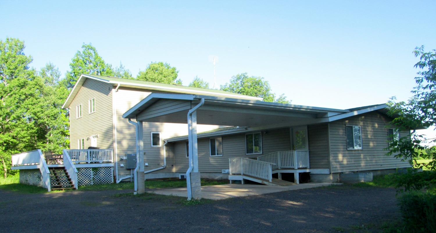 Emma's Country Retreat - accommodates groups of up to 24 guests with 7 guest rooms, 6 bathrooms plus a 1200+ square foot workroom. The retreat is situated on 5 country acres.