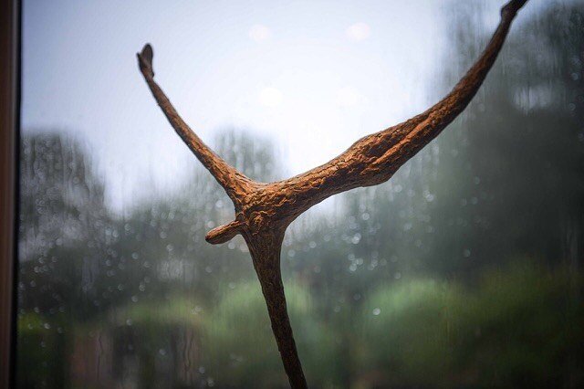 Higher on a rainy day 
#sculpture #sculptures #sculpting #bronzesculpture #bronze #figurativesculpture #sculptor #michaelspeller #interiordesign #gardendesign
