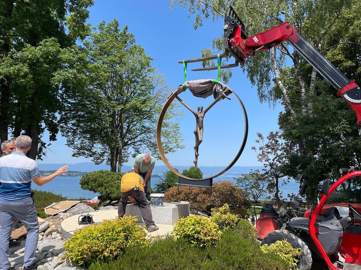 Installation of Harmony to its lakeside position. At 2.2 metres this is one of my largest works in bronze

#bronzesculpture #sculpture #sculptures #figurativesculpture #gardendesign #landscapedesign #sculptor #michaelspeller #installation #geneva
