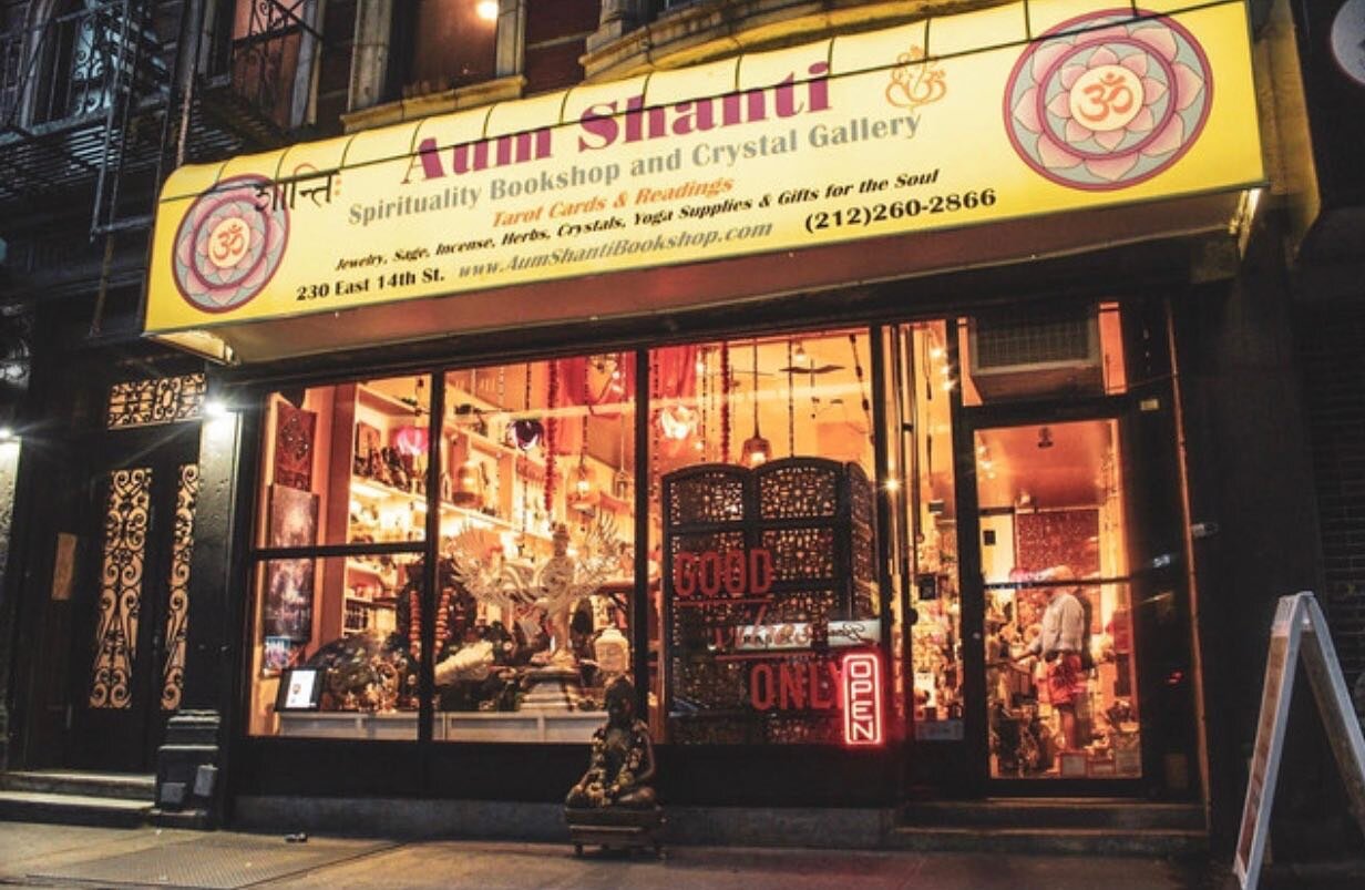 🔮NYC soul fam, fancy a tarot reading? ☀️Catch me this Saturday 12-4pm at @aumshantinyc : walk ins, and by appointment. ➡️😷Covid protocol in action and sitting outside as weather permits.
