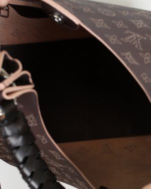 Louis Vuitton Large Taupe Monogram Mahina Perforated Leather L Hobo 5lz859  ref.294611 - Joli Closet