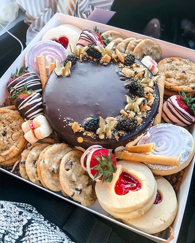 It&rsquo;s official! I&rsquo;m going to start offering these dessert boxes! Like a charcuterie board of desserts this is the perfect display or gift for small parties! Starting with one size only which can feed 20-40ppl. Chefs choice or customizable 