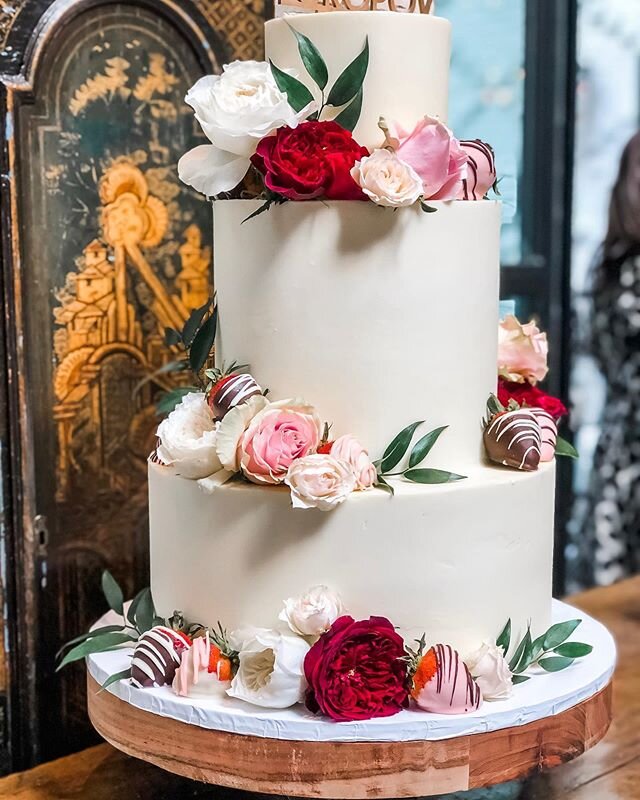 Chocolate covered strawberry cake, butter cream frosting, and fresh flowers 🍓🍫🌹