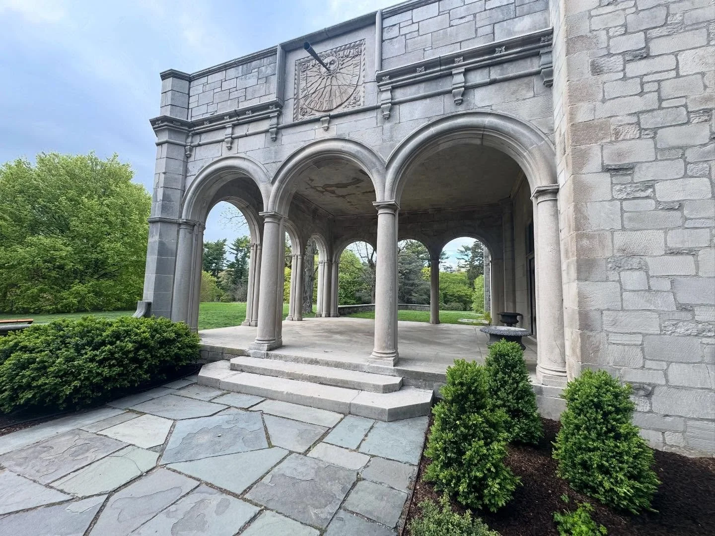 Sometimes the best thing for the Soul is seeing the magic of nature. This is the historic Planting Fields Arboretum. Pure magic! ✨

🙏🏼 @alsliterary