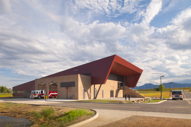 The circular site plan is based on a ‘hub’ concept to address the functional requirements of single-point observation for all training components within the facility.