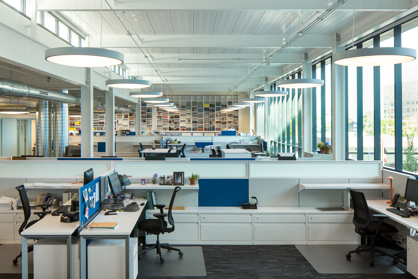 The clean, elegant, modernist interior spaces have been designed to heighten staff creativity and productivity, while the structure’s nuanced exterior quietly completes Denver’s iconic Arts District.
