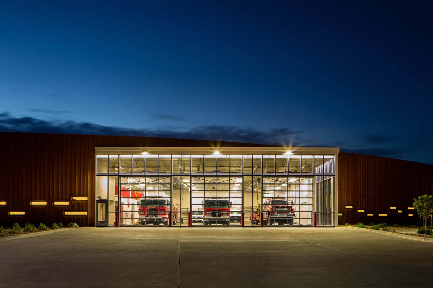 The glassy apparatus bay showcases the fire engines, communicating the building’s use.