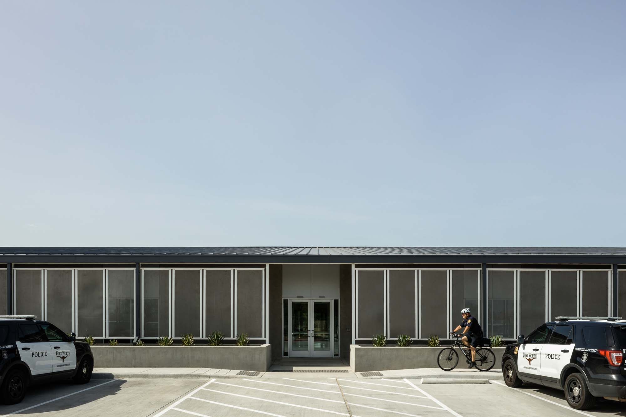 The site was chosen and planned for both the future expansion of the building and parking, and to decrease response times for the northern side of the city.