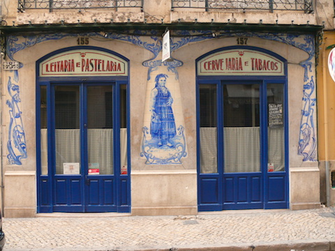 The rich Sant'Anna Blue on a facade in Lisbon