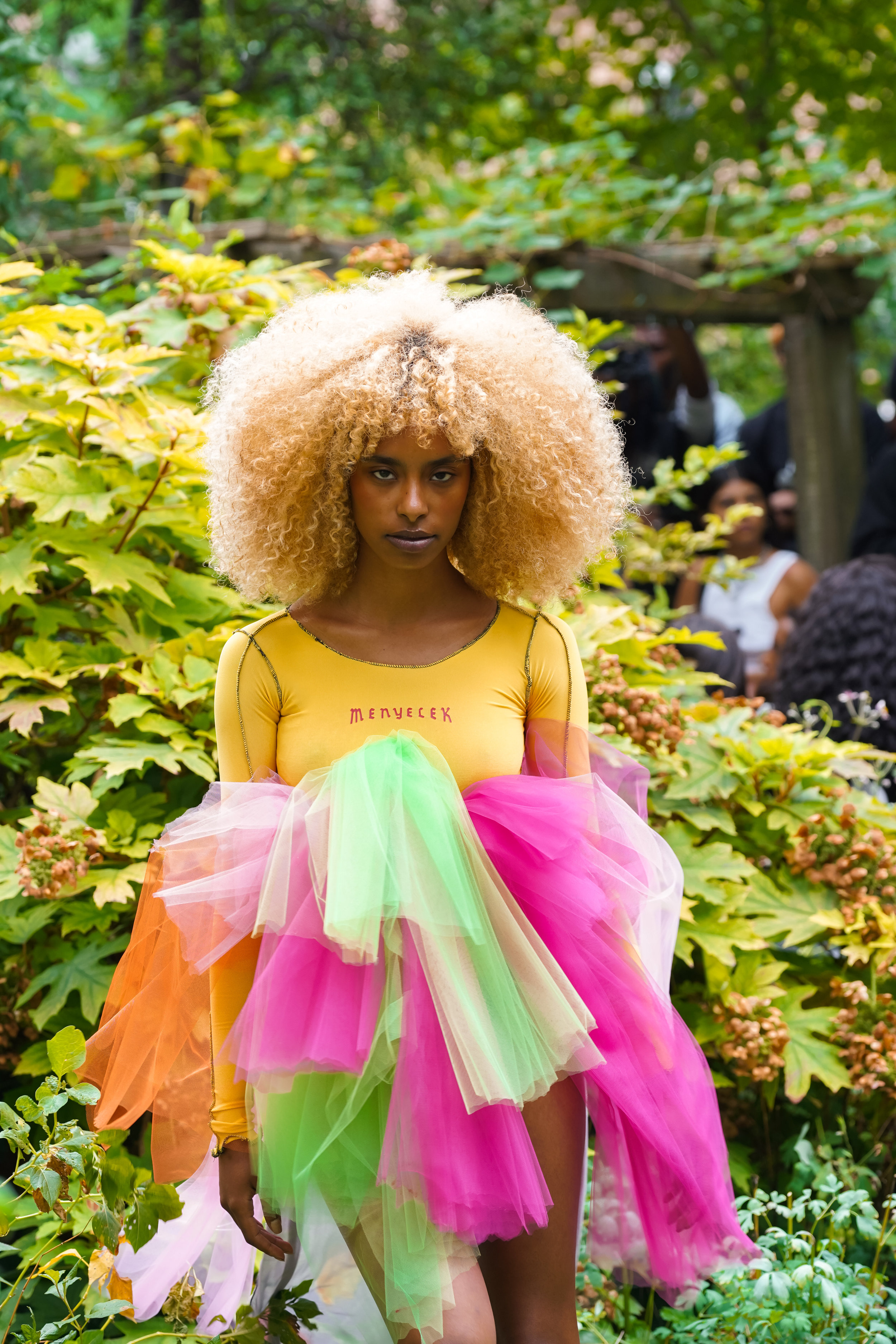 model-at-menyelek-ss19-nyfw