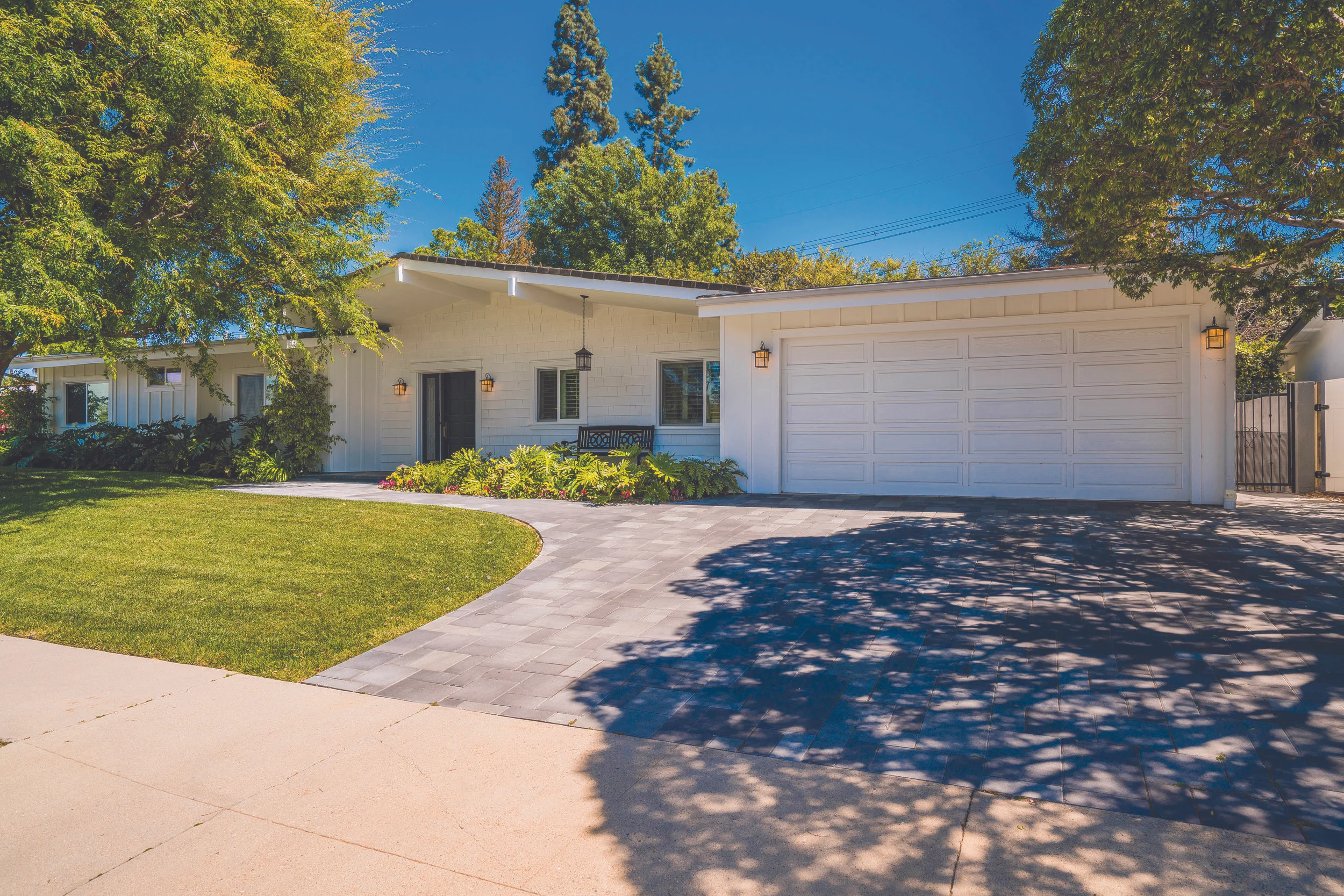 23742 Kivik St Woodland Hills-print-001-3-DSC05876-4200x2802-300dpi_light(1).jpg