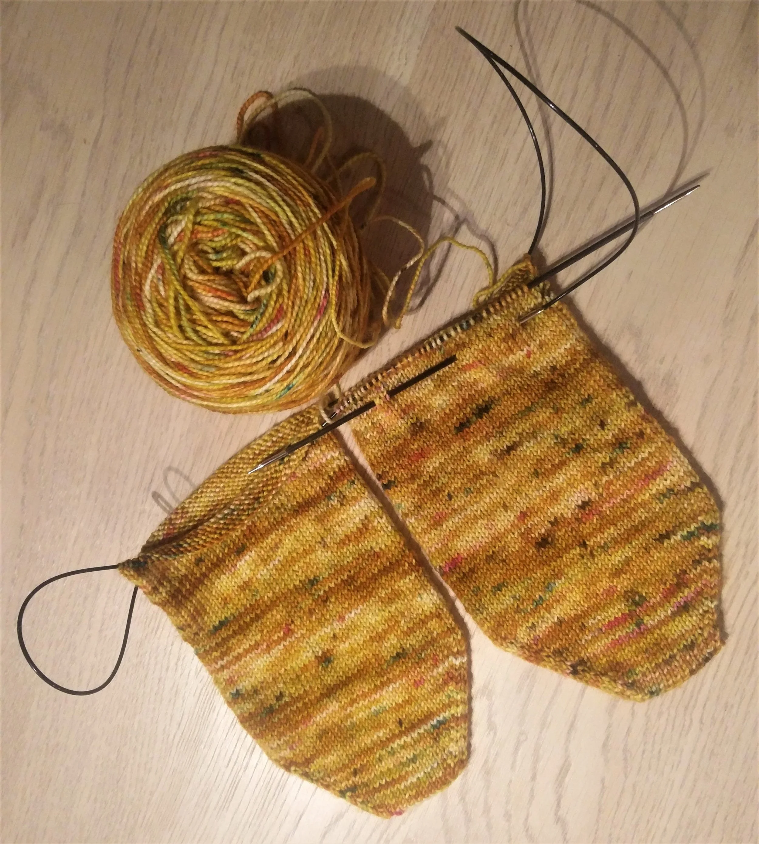 To sokker strikka på likt - her med Judiths magic cast on, og seinere med Fish Lips Kiss Heel.