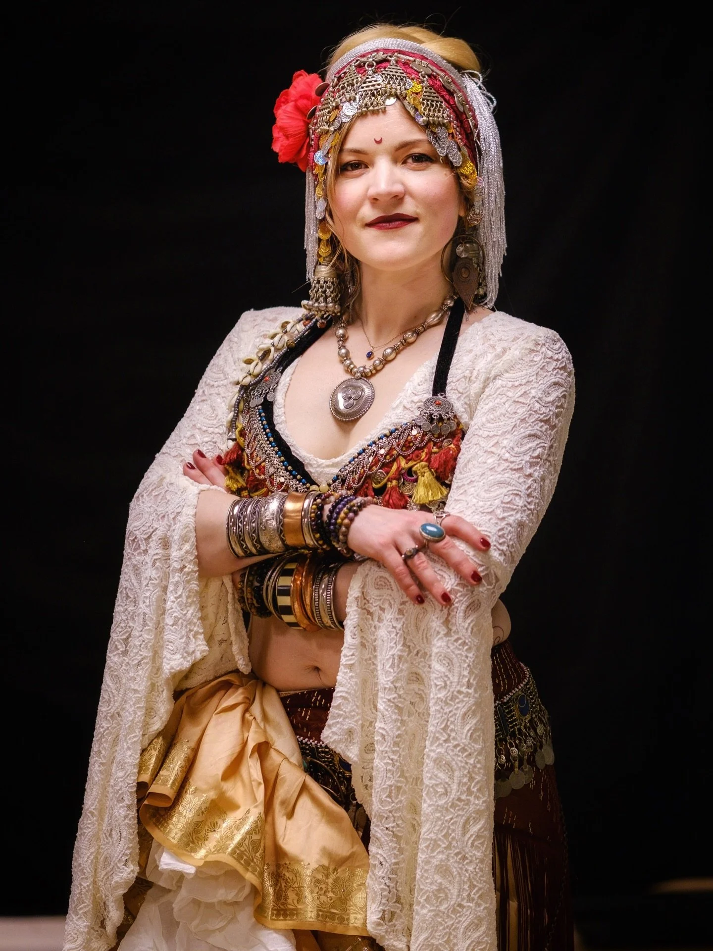 K&otilde;hutantsu&otilde;petajana v&otilde;in vana aasta &auml;ra saata uhke ja rahulolevana. Hakkasime Eebeni&otilde;itega sel s&uuml;gisel &otilde;ppima tribal-k&otilde;hutantsu ja eile olime sellega esimest korda laval. Meie tantsijad on alati s&a