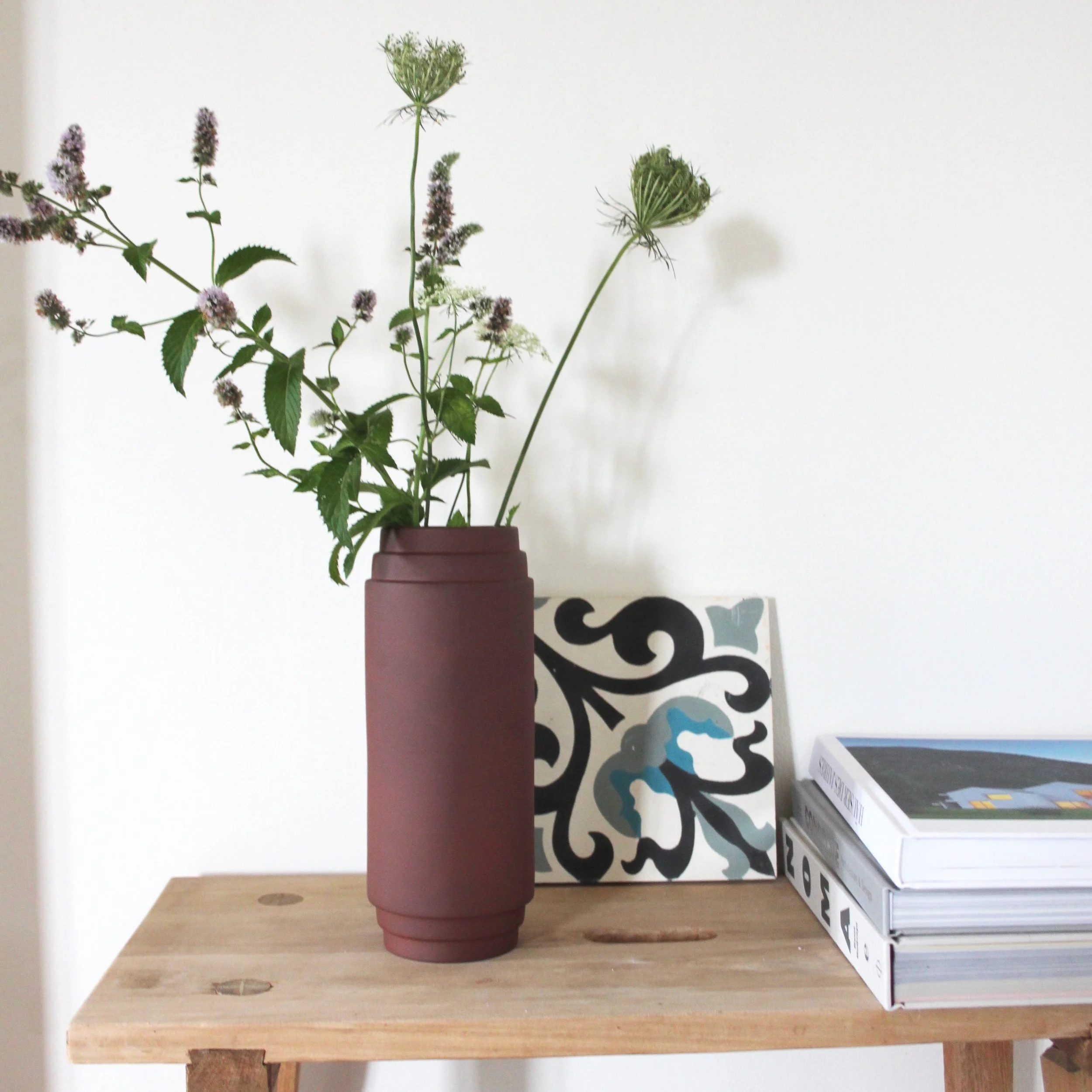 Die Natürliche Die Vase Edge von Skagerak ist aus Terrakotta und erinnert mit ihrer Form an eine griechische Schönheit. Sie ist in 3 verschiedenen Grössen erhältlich. 
