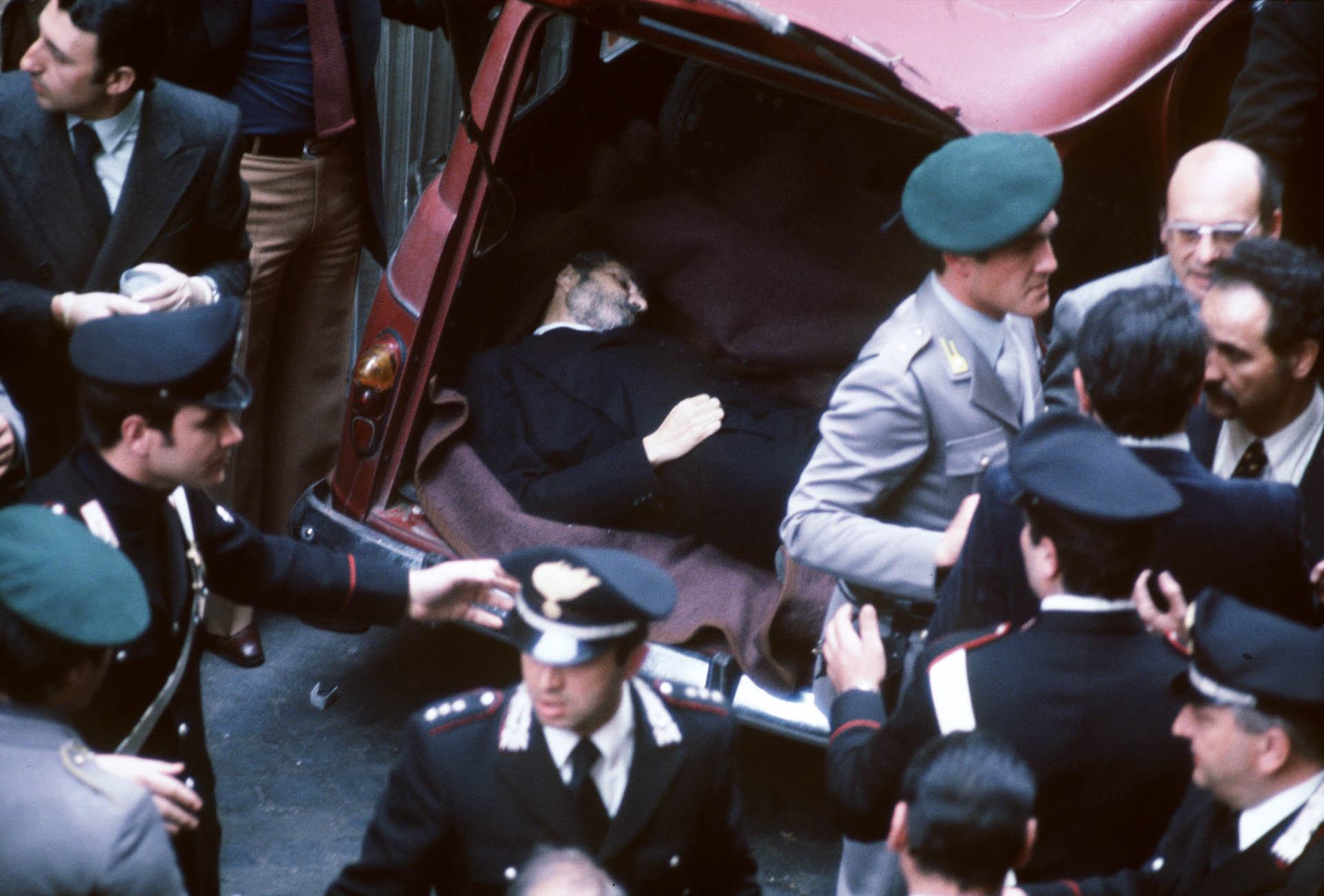  Rome, Italy 9 May 1978 The discovery of Aldo Moro's corpse inside the red Renault in Caetani street.&nbsp; 