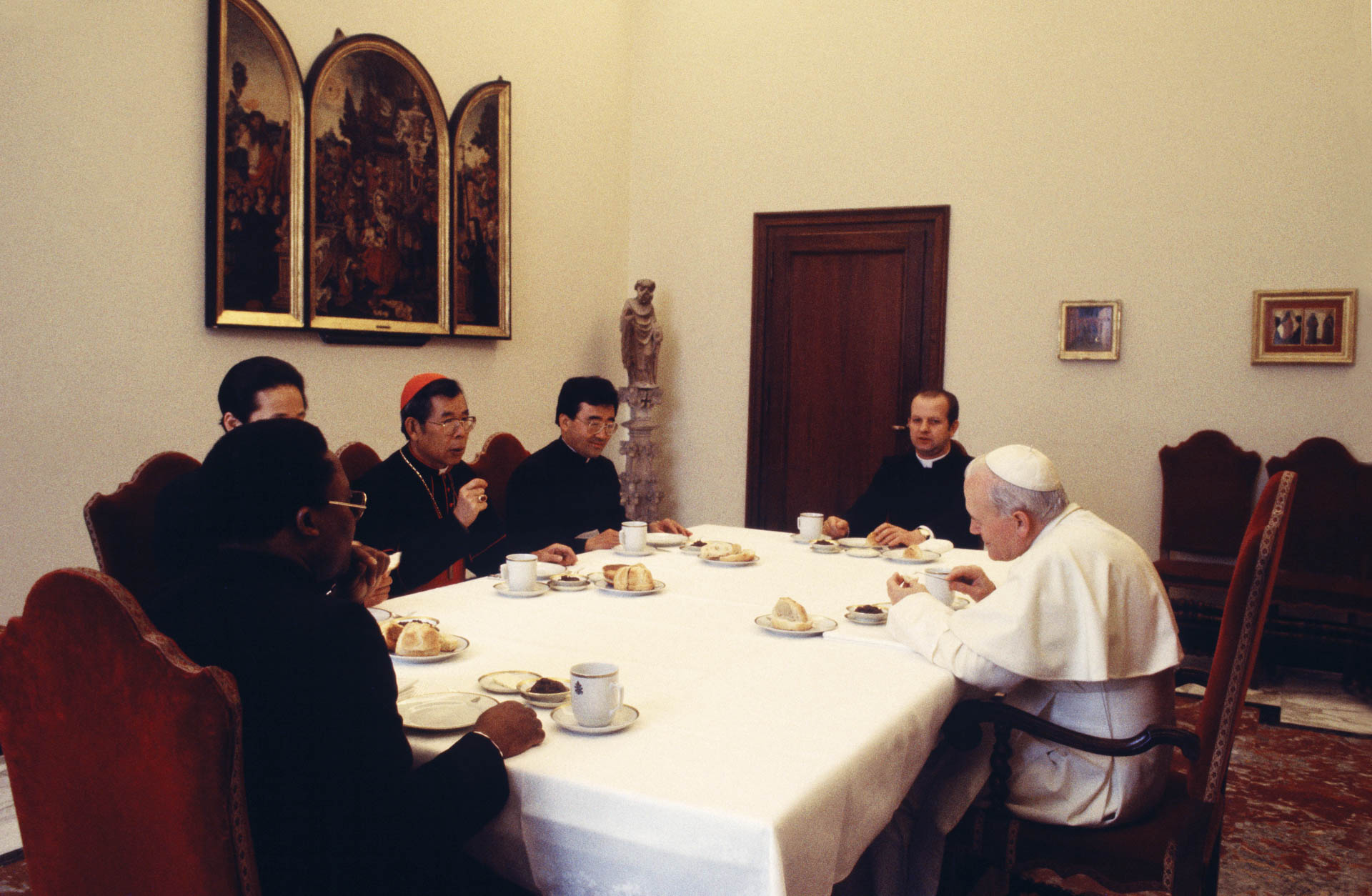  The Vatican - February 1986 A day in the life of the Pope John Paul II in the intimacy of the Vatican: breakfast in the dining room of Palazzo Apostolico with Cardinal Stephen Kim, private secretary Stanislao Dziwisz and his secretary at time Emery 