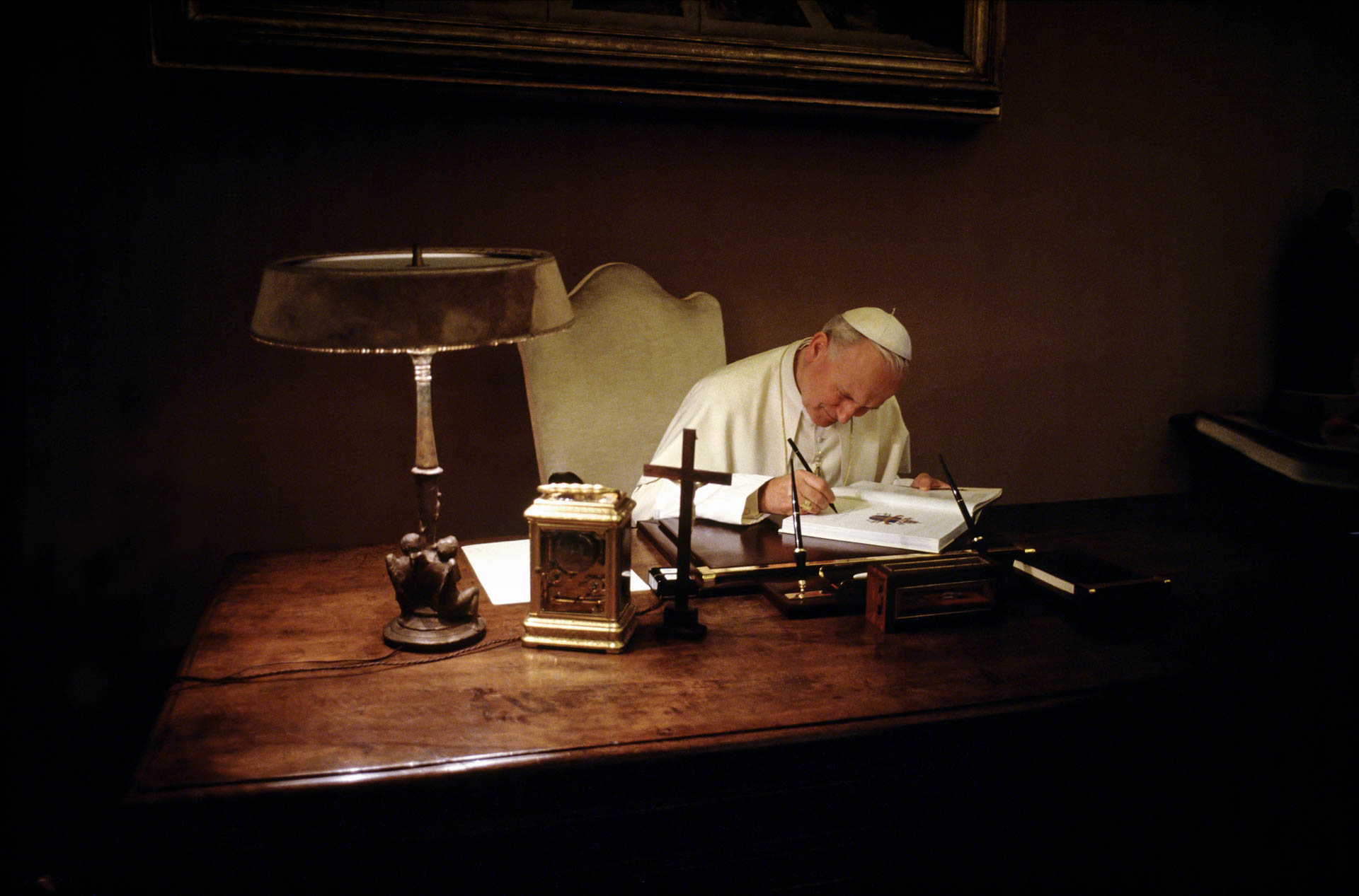  The Vatican - February 1986 A day in the life of the Pope John Paul II in the intimacy of the Vatican: signing a document at night in the Library, where he meets with the powerful of the Earth. 