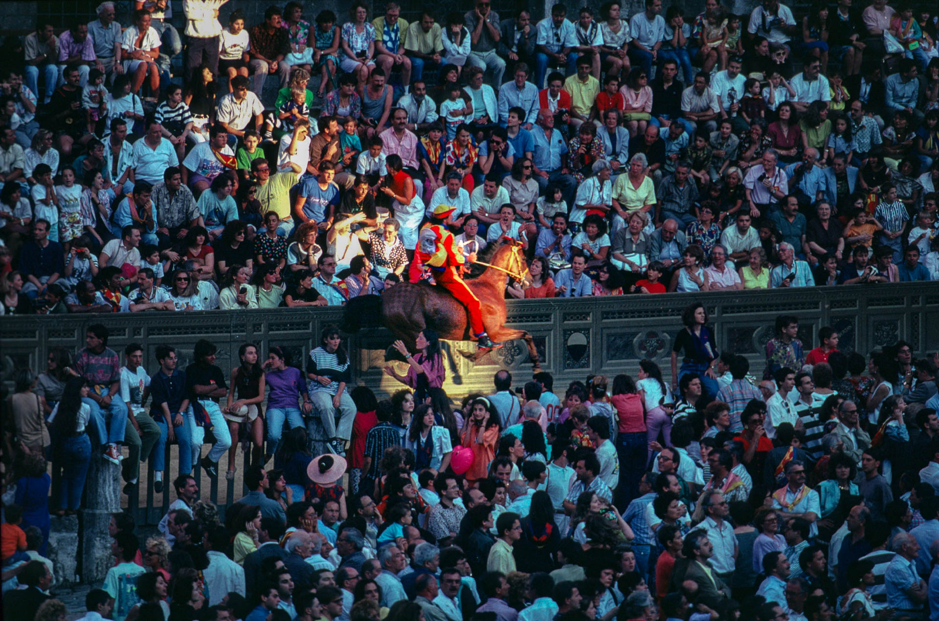  Siena, 1 July 1991 During the final trials, a jockey rides among the crowd waiting for the start of the Palio.&nbsp; 