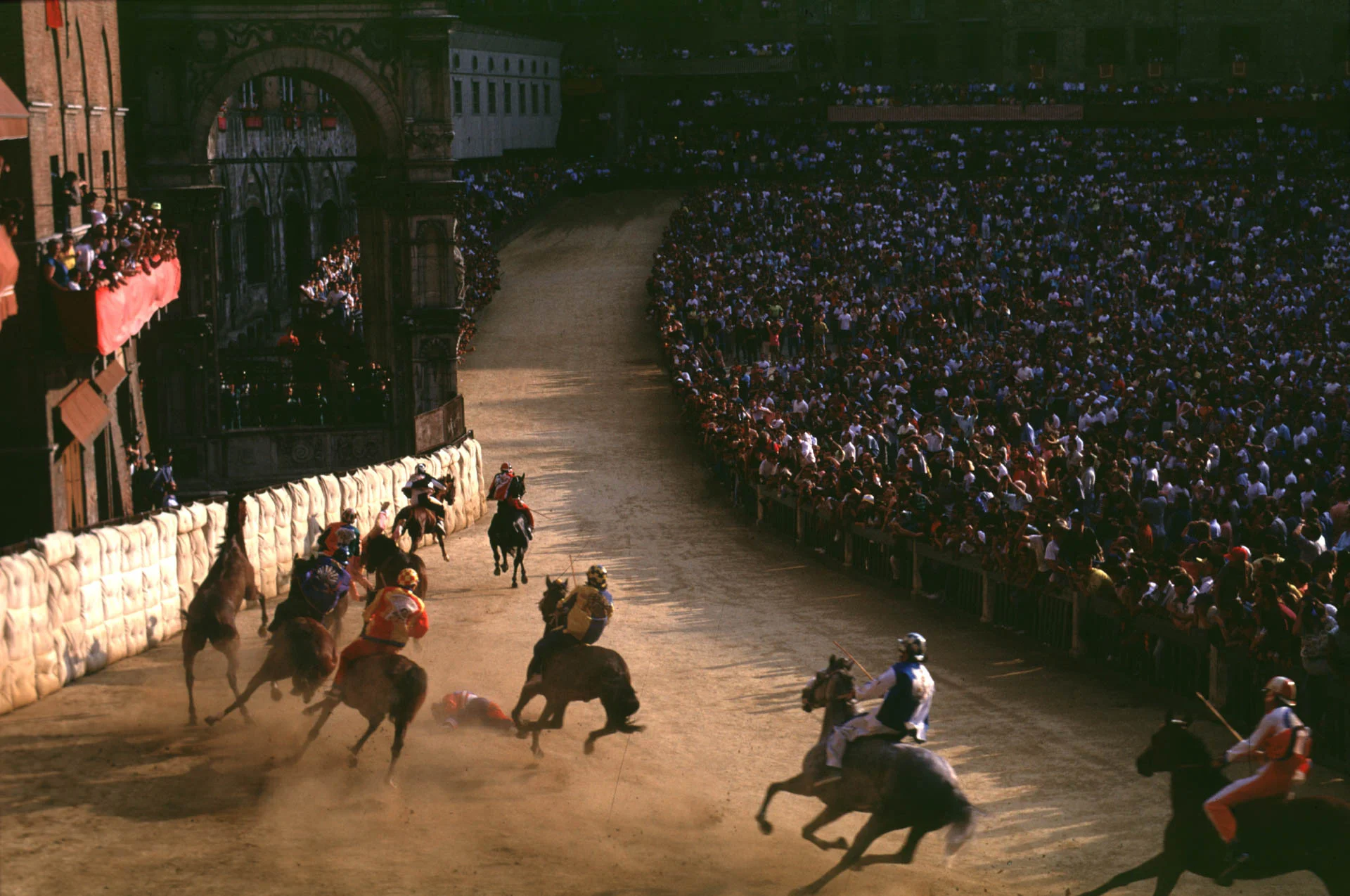 Siena, 1 July 1991 At the second S. Martino bend Chiocciola, Selva, Onda and Nicchio fall off their horses. 