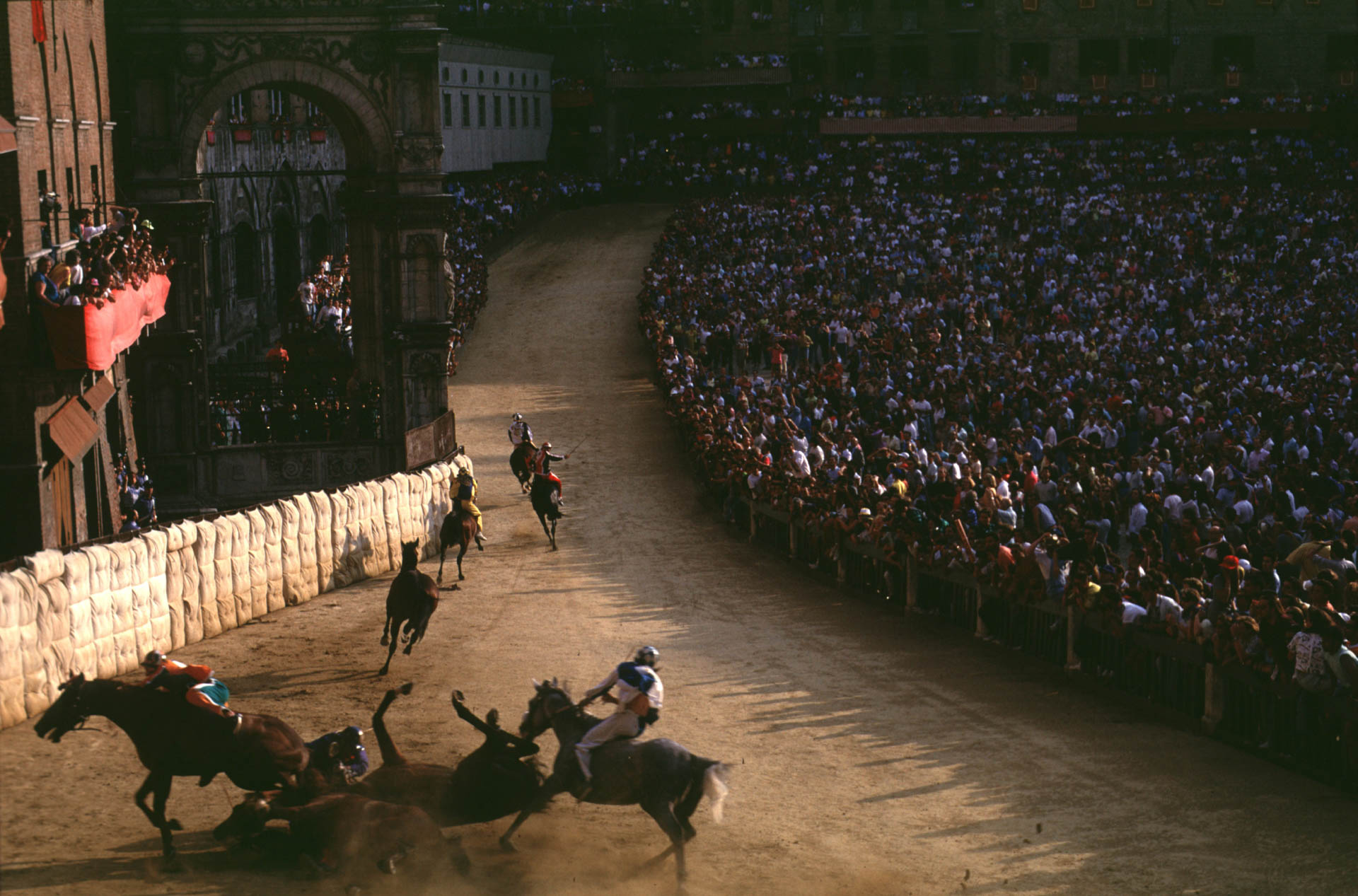  Siena, 1 July 1991 At the second S.Martino bend Chiocciola, Selva, Onda and Nicchio fall off their horses.&nbsp; 