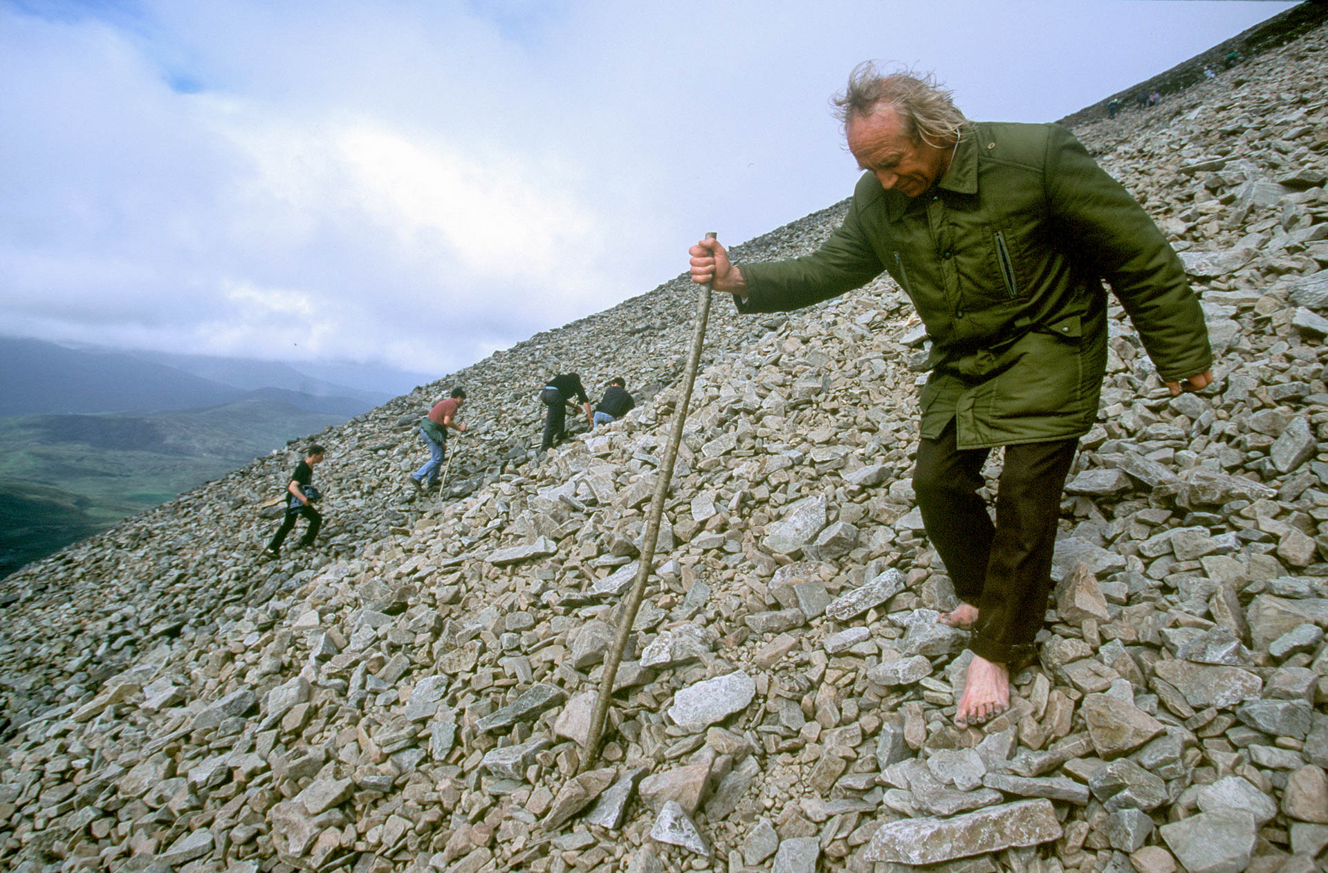  The miracle around the world: Ireland, an elderly man descending the Patrick Croagh. 