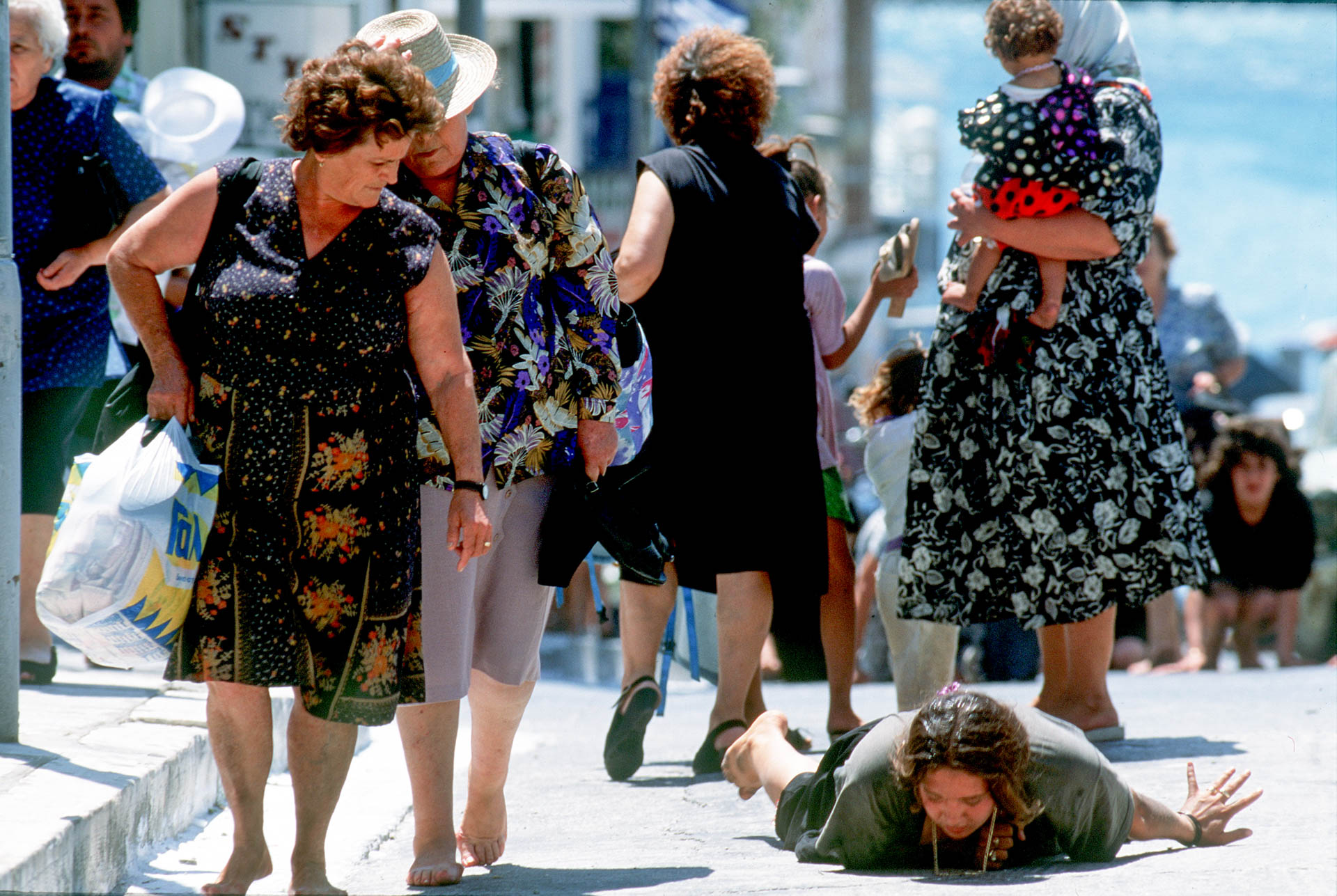  The miracle around the world: Ireland, the penitence of the pilgrims in the main street. 