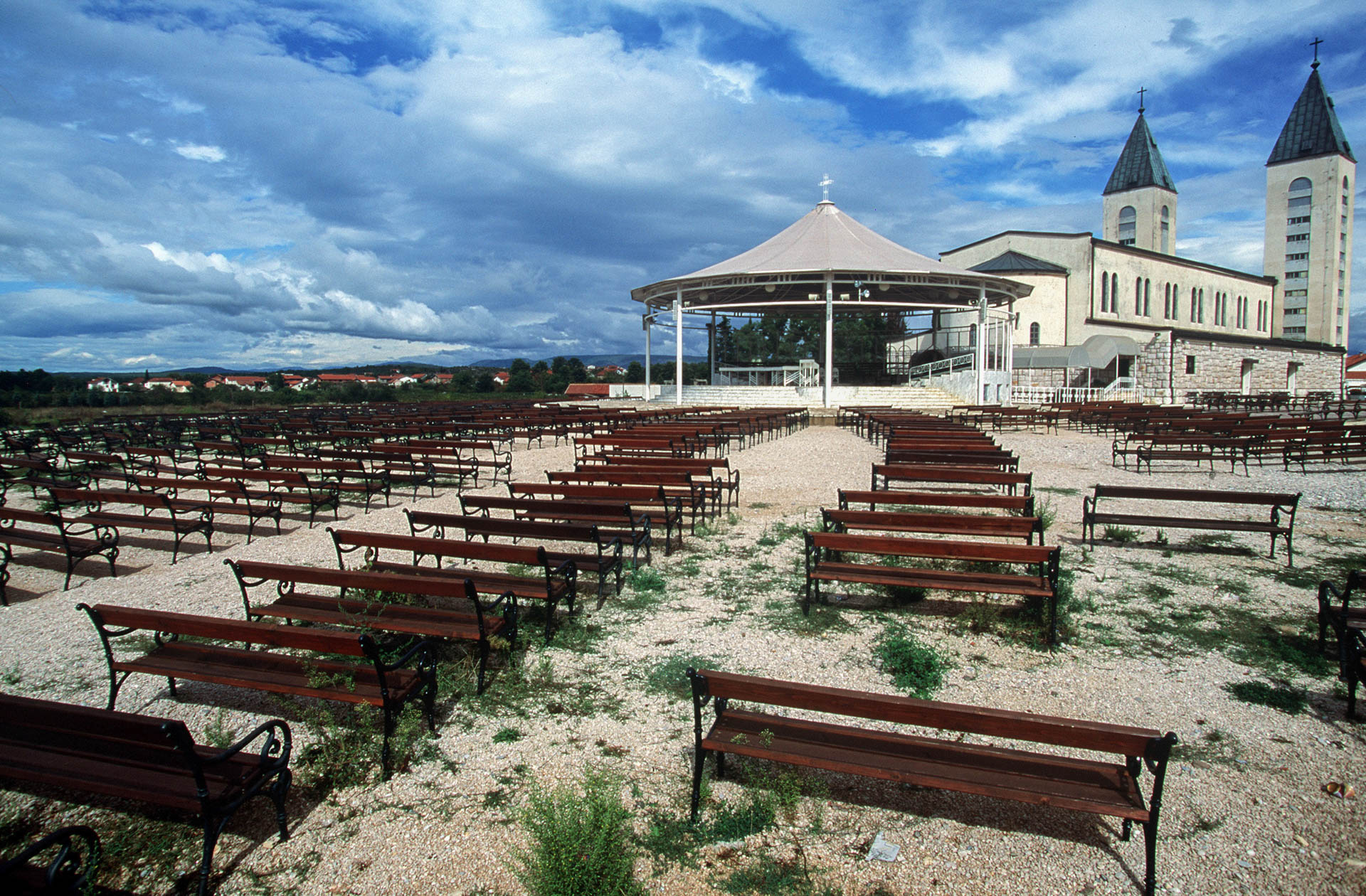  The miracle around the world: the church, deserted because of the war. 