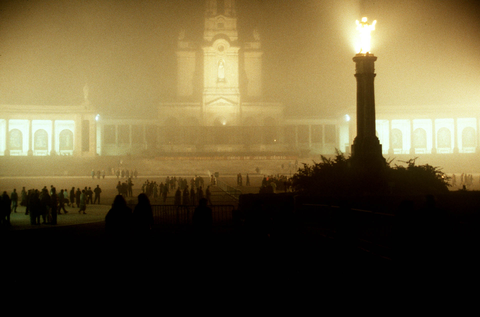  The miracle around the world: Fatima, fog reigns at the end of the mass. 