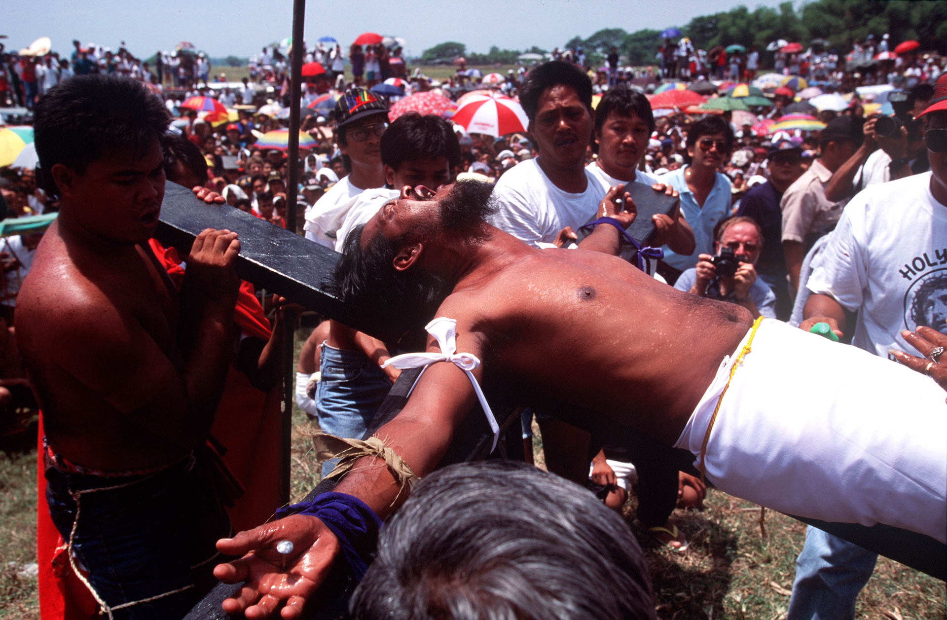  The miracle around the world: Philippines, genuine crucifixion at San Fernando, in Pampanga region. 