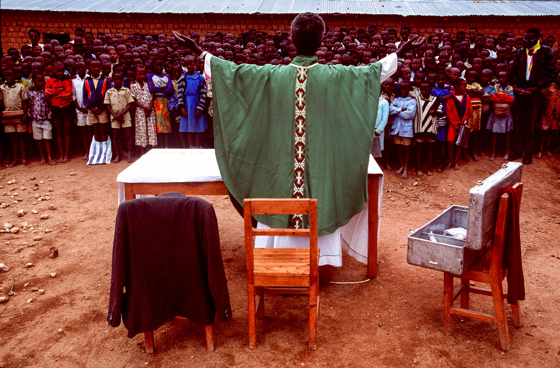  The miracle around the world: in a village in the hills, crowd of people in the open air to see Father Kanyoni . 