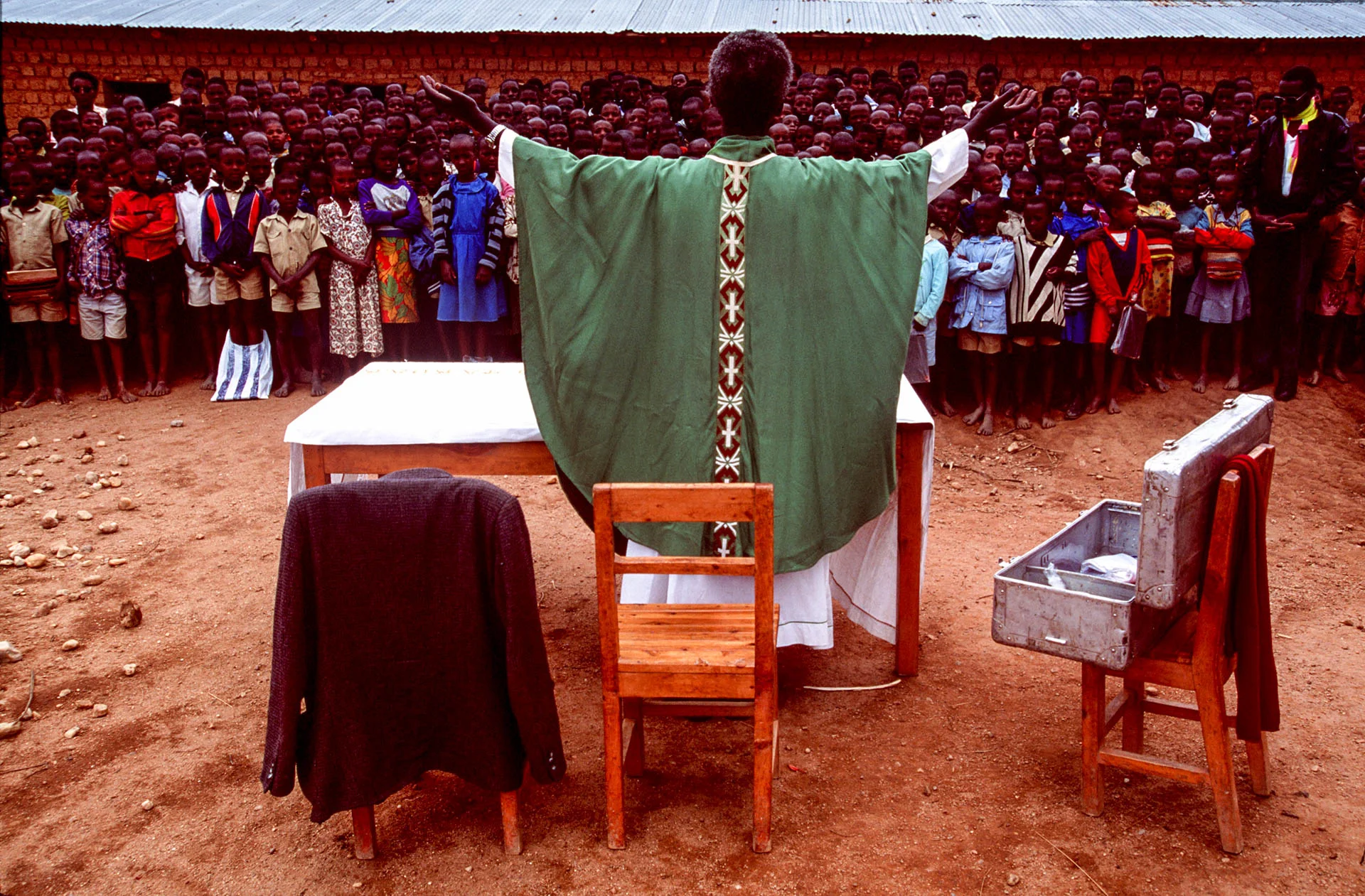 The miracle around the world: in a village in the hills, crowd of people in the open air to see Father Kanyoni .