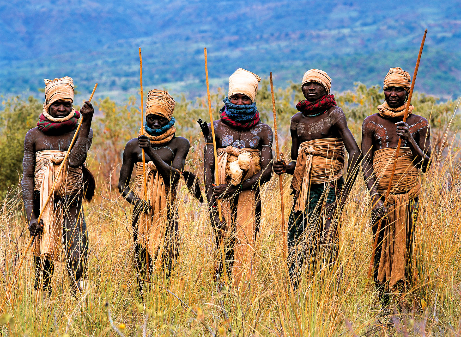 Wearing a sort of waistcoat and cloth headdresses, and holding their poles, these young warriors are ready to begin a Donga combat.