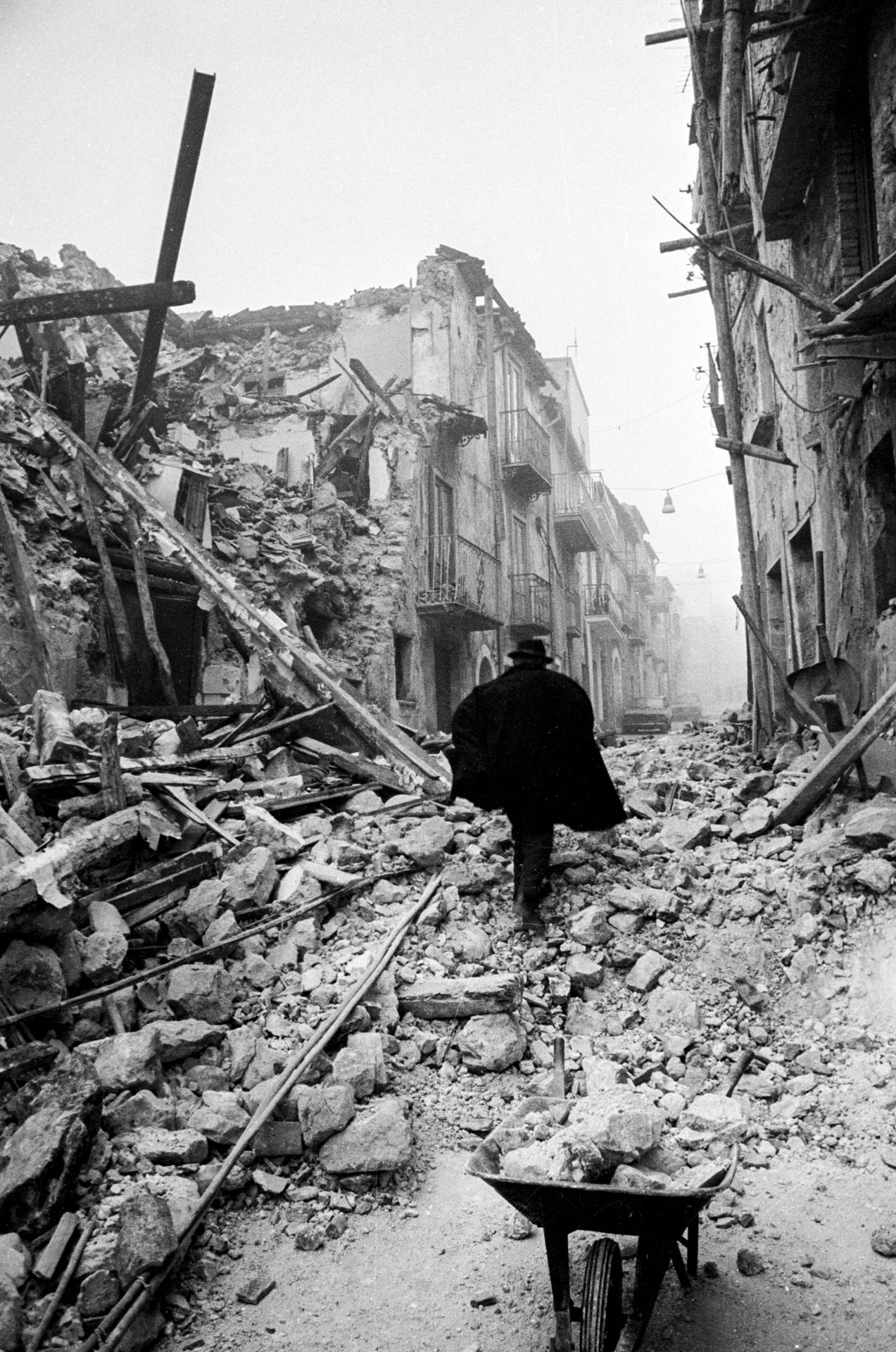  Basilicata, 24 November 1980
At 19,35 pm of the night of 23 November, the biggest earthquake in Italy destroys a large part of Campania and Basilicate towns and villages. More than 3000 people dead, 250,000 homeless. 
© GIANNI GIANSANTI 