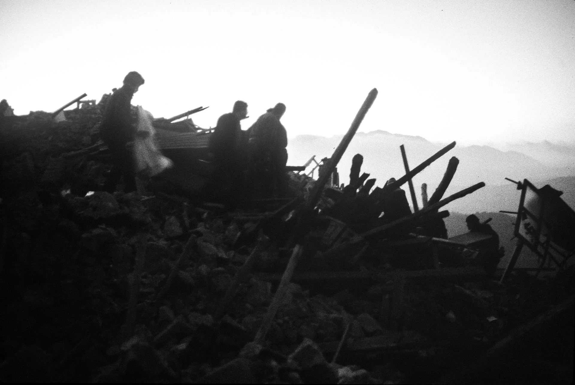 Basilicata, 24 November 1980
At 19,35 pm of the night of 23 November, the biggest earthquake in Italy destroys a large part of Campania and Basilicate towns and villages. More than 3000 people dead, 250,000 homeless.
© GIANNI GIANSANTI