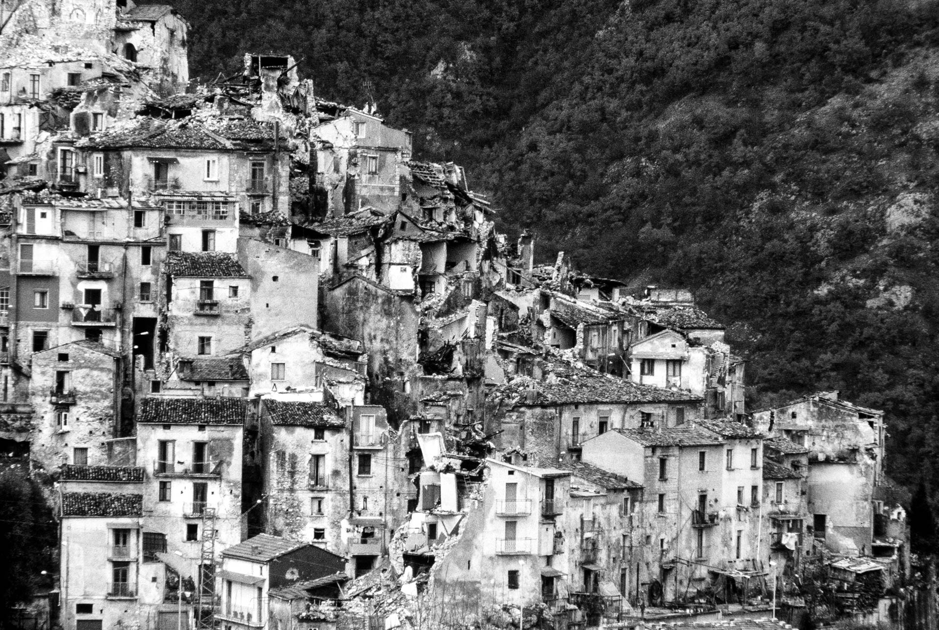  Basilicata, 24 November 1980
At 19,35 pm of the night of 23 November, the biggest earthquake in Italy destroys a large part of Campania and Basilicate towns and villages. More than 3000 people dead, 250,000 homeless. 
© GIANNI GIANSANTI 